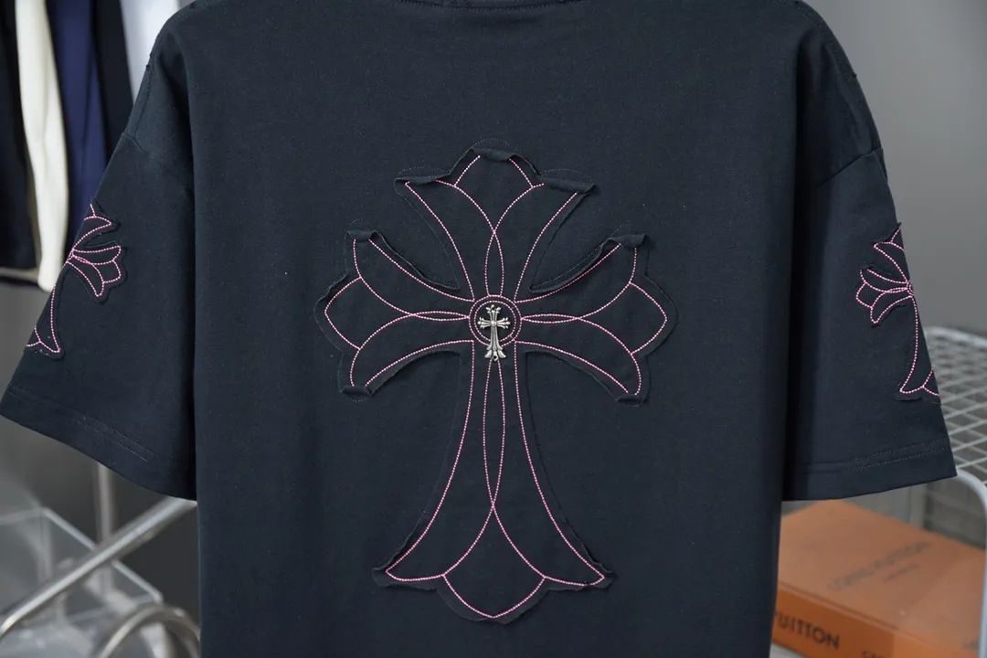 🅿️200 Ch*ome Hearte 25SS early spring new style, appliqué embroidered heart cross short sleeves, light luxury, essential item for daily commuting for men and women, correct version, welcome to compare, detailed features · 320g 100% pure cotton double yarn jersey fabric · Custom dyed in the same vat, special thickened 32 pieces double-strand 1X1 thread · Imported Tajima machine embroidery tatami embroidery ➕This cloth patch embroidery · Collar, cuffs, and hem hand-worn craftsmanship · Double-needle stitching across seams · Original main mark, washed tag, branded moisture-proof paper packaging Color: Black/White Size: S/M/L/XL